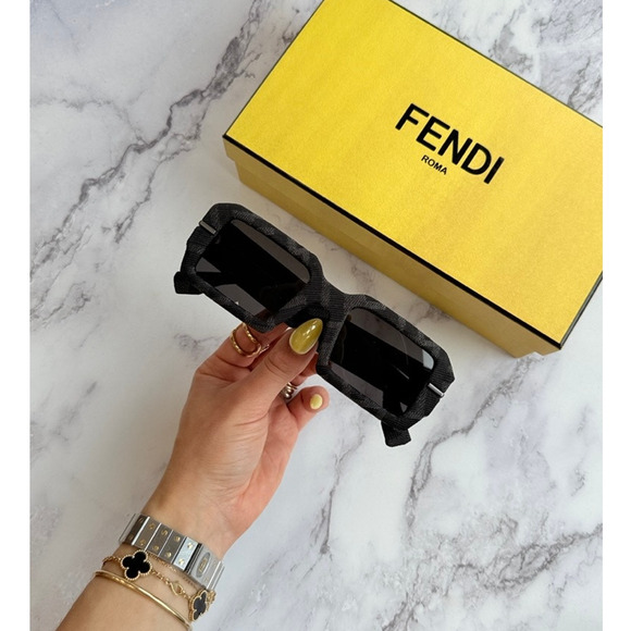 NEW Fendi FE40074U Limited Edition Sunglasses $1050 - Picture 2 of 9